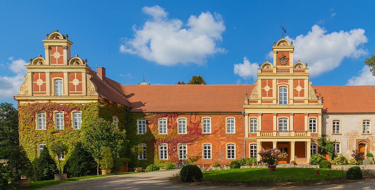 1200px-Schloss_Meyenburg_07